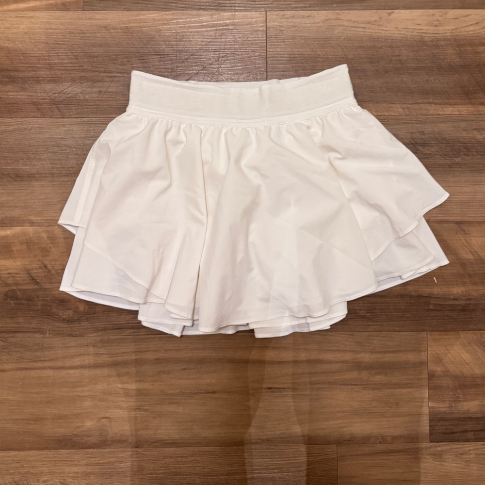 Lululemon court rival high rise tennis skirt size 4- white